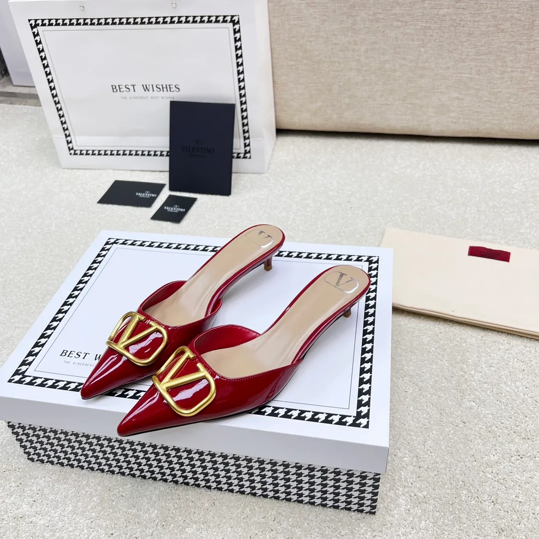 👟👟Ex-factory price 500👟👟 VALENTINO latest V Logo buckle back empty slippers 🔥🔥🔥 🕳️🕳️🕳️ Exclusive original 1-1 development, no goods without the original 〰 ɪɴѓᴏʀᴍᴀᴛɪᴏɴ 〰 Buckle: V-LoGo leather buckle Material: Imported patent leather Lining: full-grain sheepskin Outsole: Italian through-dyed cowhide Midsole: Italian original craft material Process: computer stitching, machine shaping Heel height: 4.0/8cm Made in Italy 🇮🇹 Ready-made code: 35 36 37 38 39 Ready-made custom code: 34 40 41 Delivery period 1-3 days Not retreating